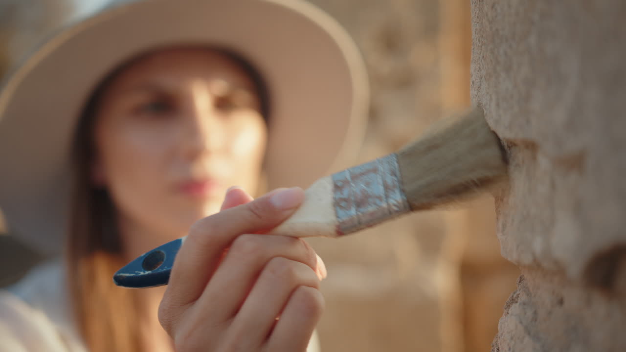 고대 돌 조각품 을 보존 하는 여자