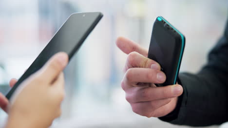 teléfono, manos y máquina de tarjetas en el pago