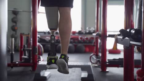 Hombre-Con-Pierna-Ortopédica-Hacer-Pull-Ups-En-El-Gimnasio