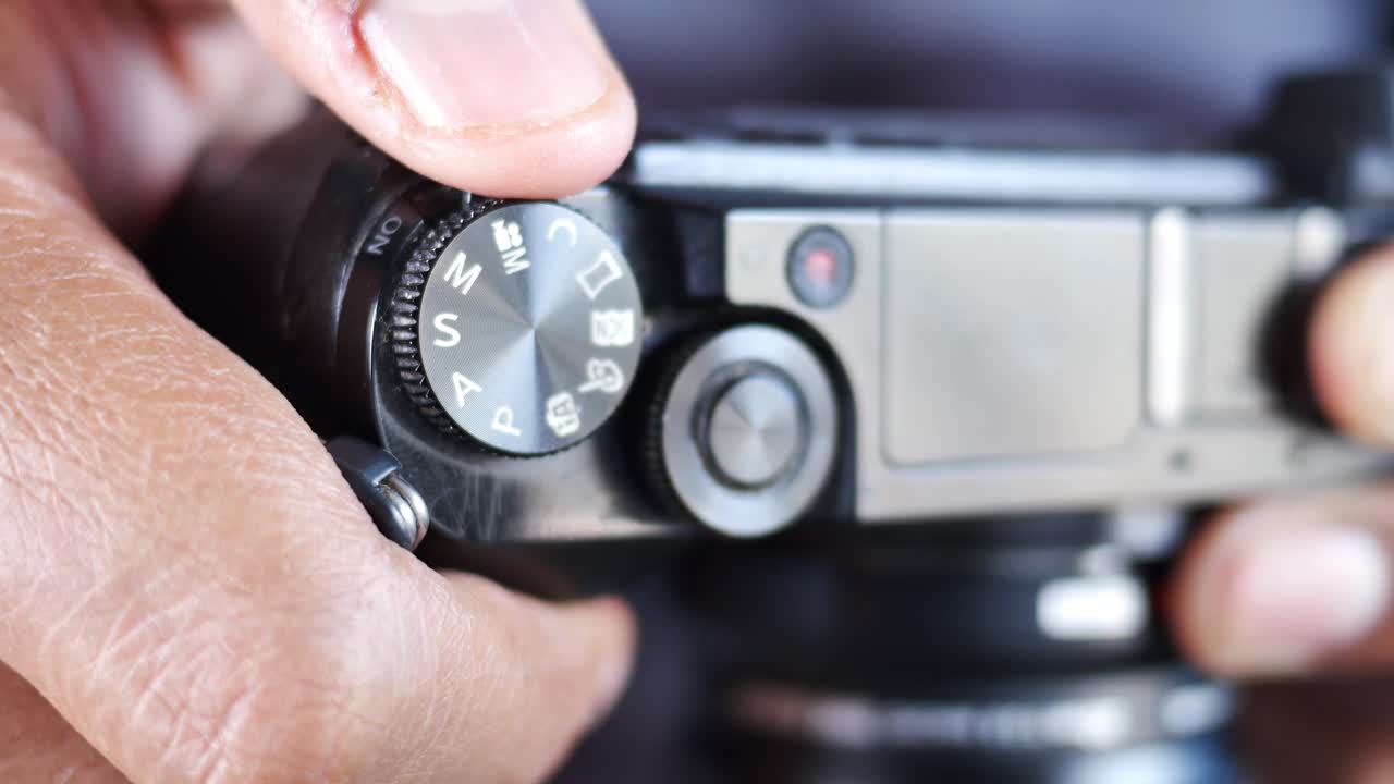 카메라 설정을 조정하는 사람