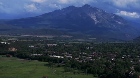 Mt-Sopris-Spring-Creek-Ranch-Carbondale-Roaring-Fork-River-Sommer-Colorado-Luftaufnahme-Drohne-Juni-Juli-Espe-Schneemassen-Felsige-Berge-Schneekappen-Gipfel-Marmor-El-Jebel-Marmor-Basalt-Wolken-Sonnig-Vorwärts-Schwenken-Nach-Oben