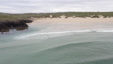 Drohnenaufnahme-Von-Surfern,-Die-An-Einem-Sonnigen-Sommertag-Am-Eoropie-Strand-In-Ness-Paddeln