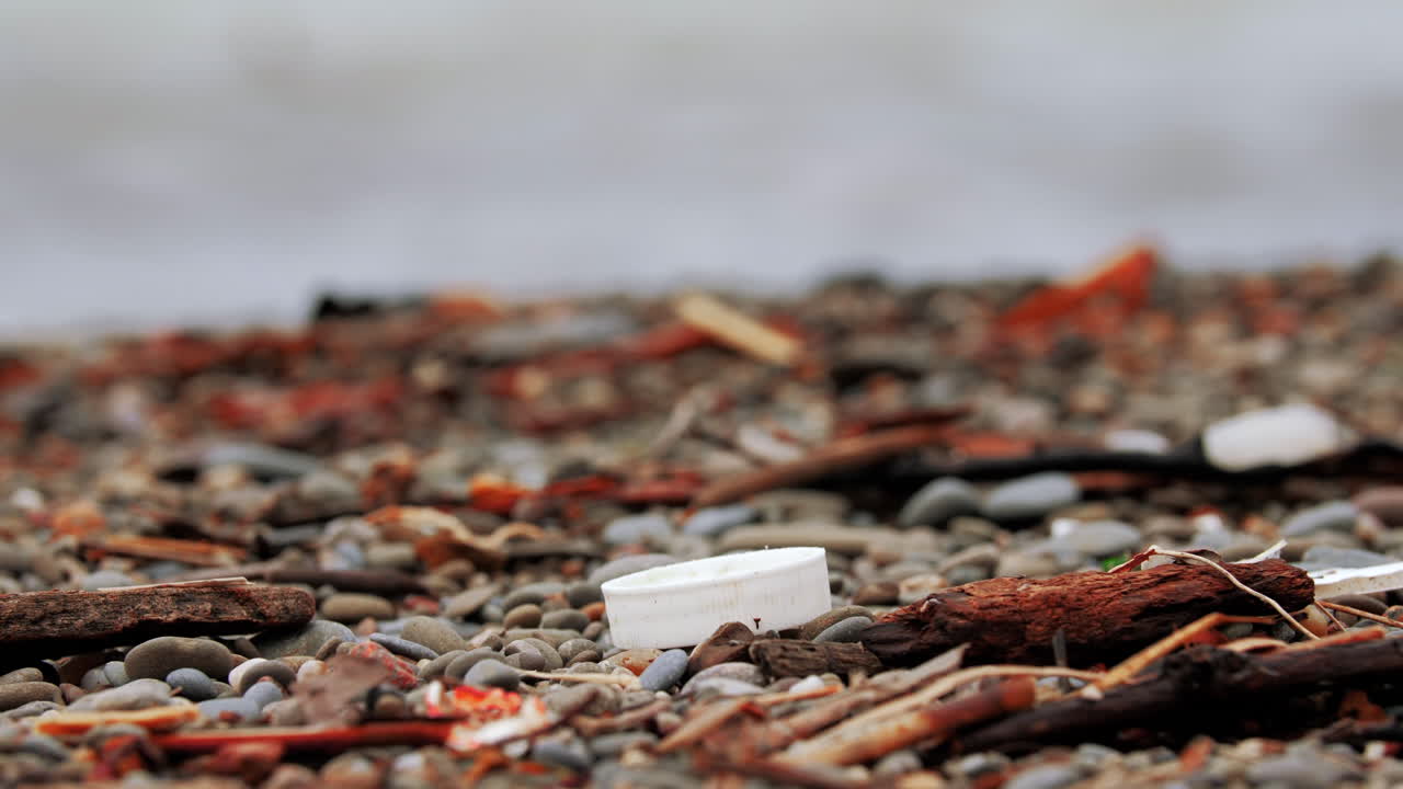 천천히 움직이는 파도가 바위가 있는 해안에 부 ⁇ 히고 힘으로 부 ⁇ 히고