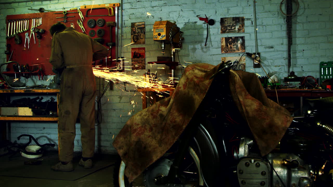 작업실 에서 디스크 가루 를 사용 하여 금속 을 는 장인