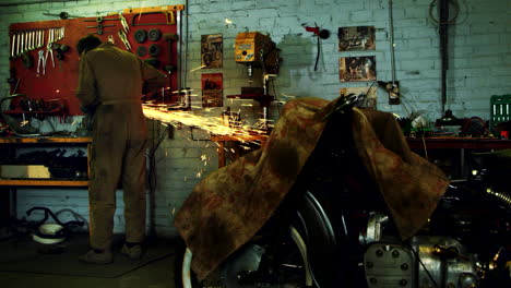 artesano que aserró metal con un molinillo de disco en el taller