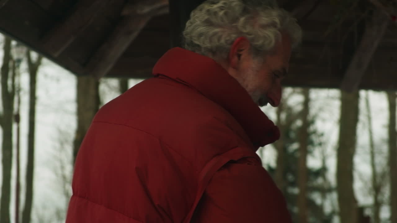 Persona che indossa un cappotto rosso nell'Erzgebirge rustico, inverno, scena esterna tranquilla