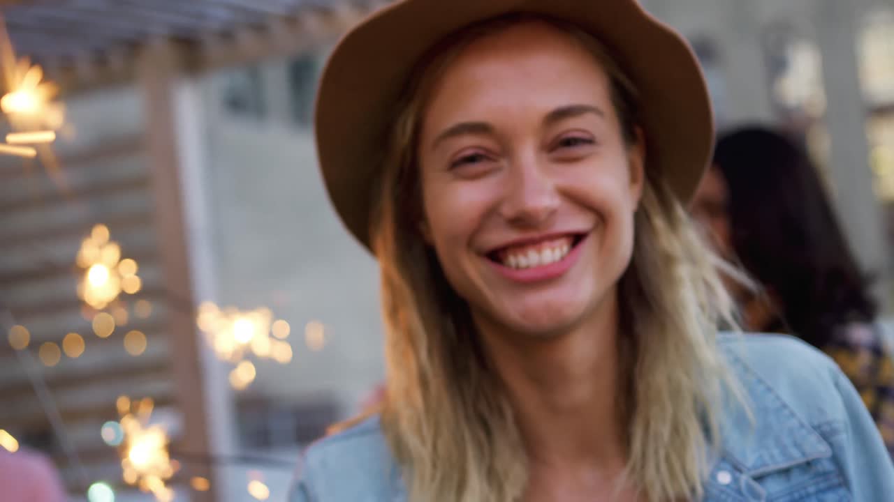 junge erwachsene freunde auf einem dach rumhängen