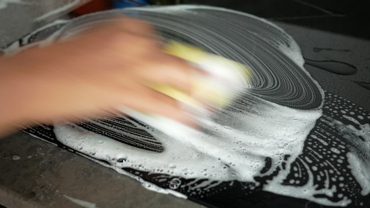 비누 와 스폰지 로 스토브 를 청소 하는 것