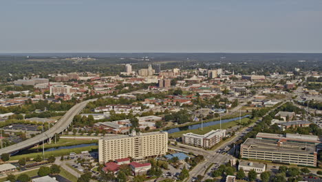 Augusta-Georgia-Aerial-V3-Panorama-Umlaufaufnahme,-Die-Das-Stadtbild-Der-Innenstadt-Und-Die-Unterführung-Der-Autobahn-Entlang-Des-Wasserkanals-Einfängt-–-Aufgenommen-Mit-Der-Kamera-Inspire-2,-X7-–-Oktober-2020