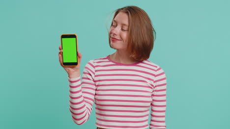 Entwicklerfrau-Hält-Smartphone-Mit-Greenscreen-Chroma-Key-Attrappe-Und-Empfiehlt-Eine-Gute-Anwendung