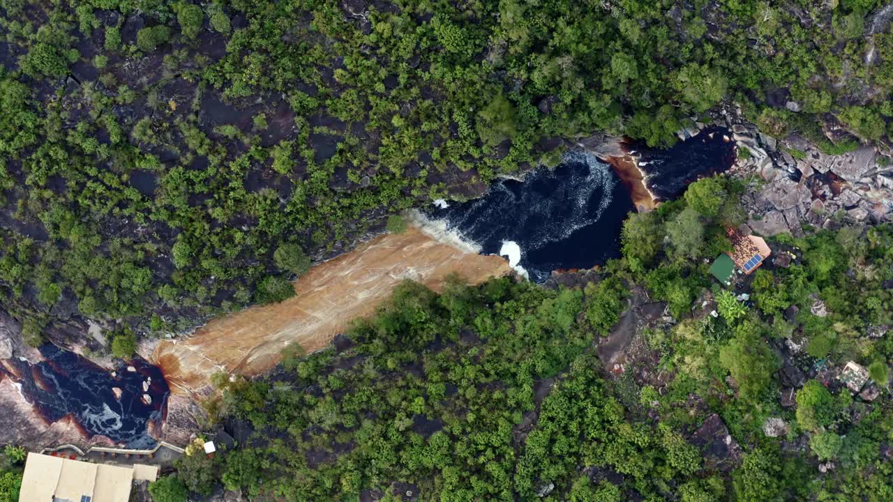 hermoso ojo de pájaro aéreo no tripulado tiro giratorio del río mucugezinho con una pequeña cascada inclinada que conduce a una piscina natural cerca del pozo del diablo en el parque nacional chapada diamantina en brasil