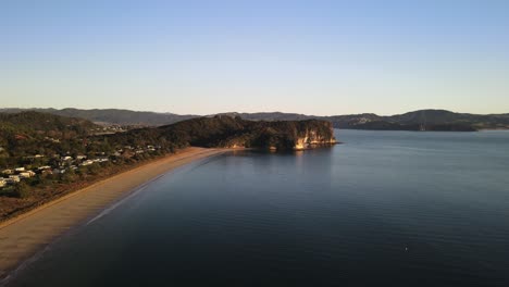 Drohne-Steigt-Bei-Sonnenaufgang-Vertikal-über-Cooks-Beach-In-Der-Coromandel-Region-Neuseelands-Auf
