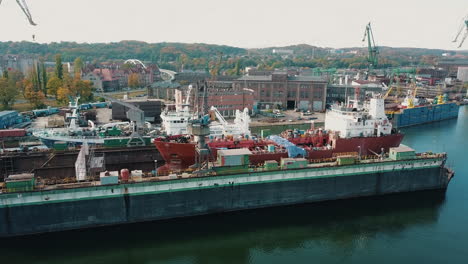 Drohne,-Die-In-Werftdocks-Um-Ein-Großes-Frachtschiff-Herumfliegt