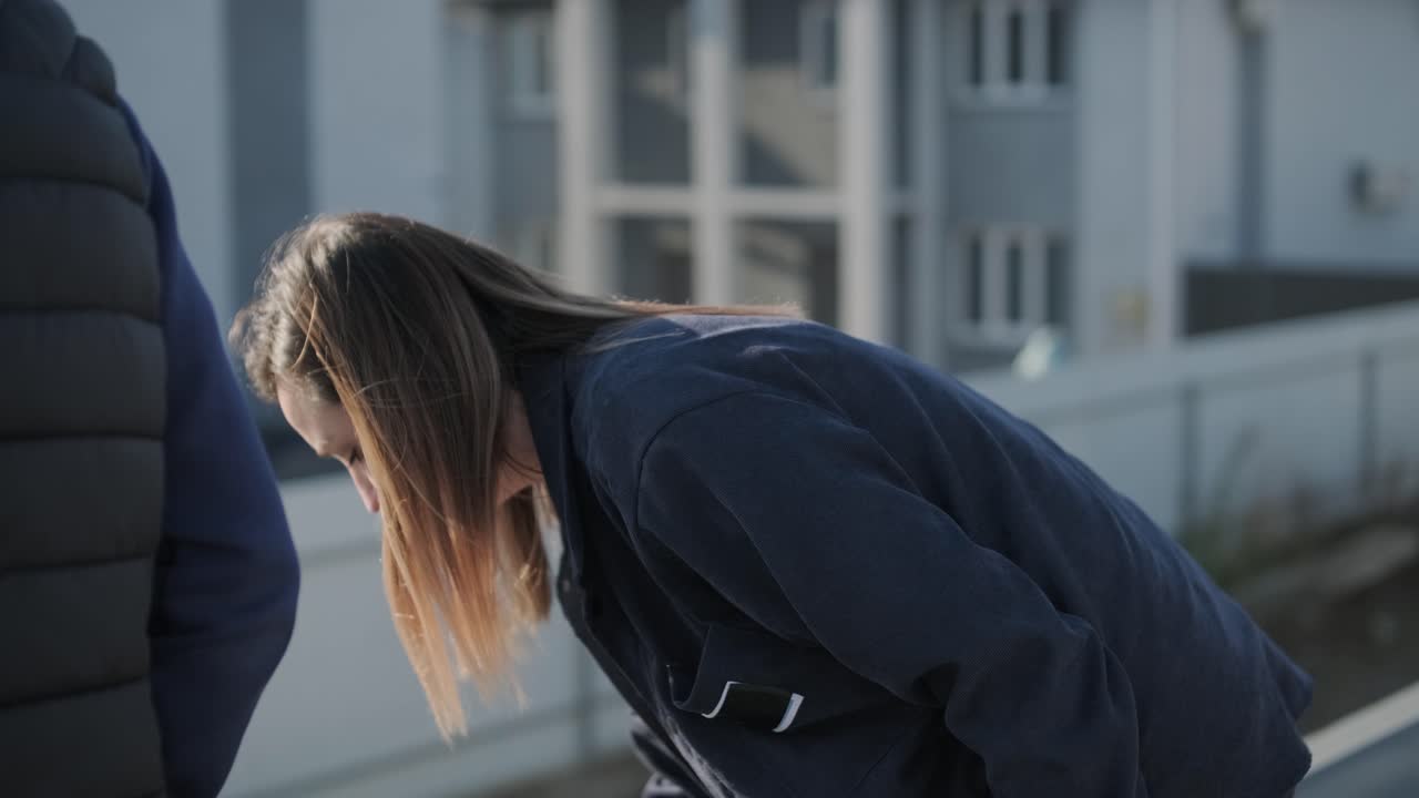 사무실을 걸어다니는 자동차 서비스 매니저