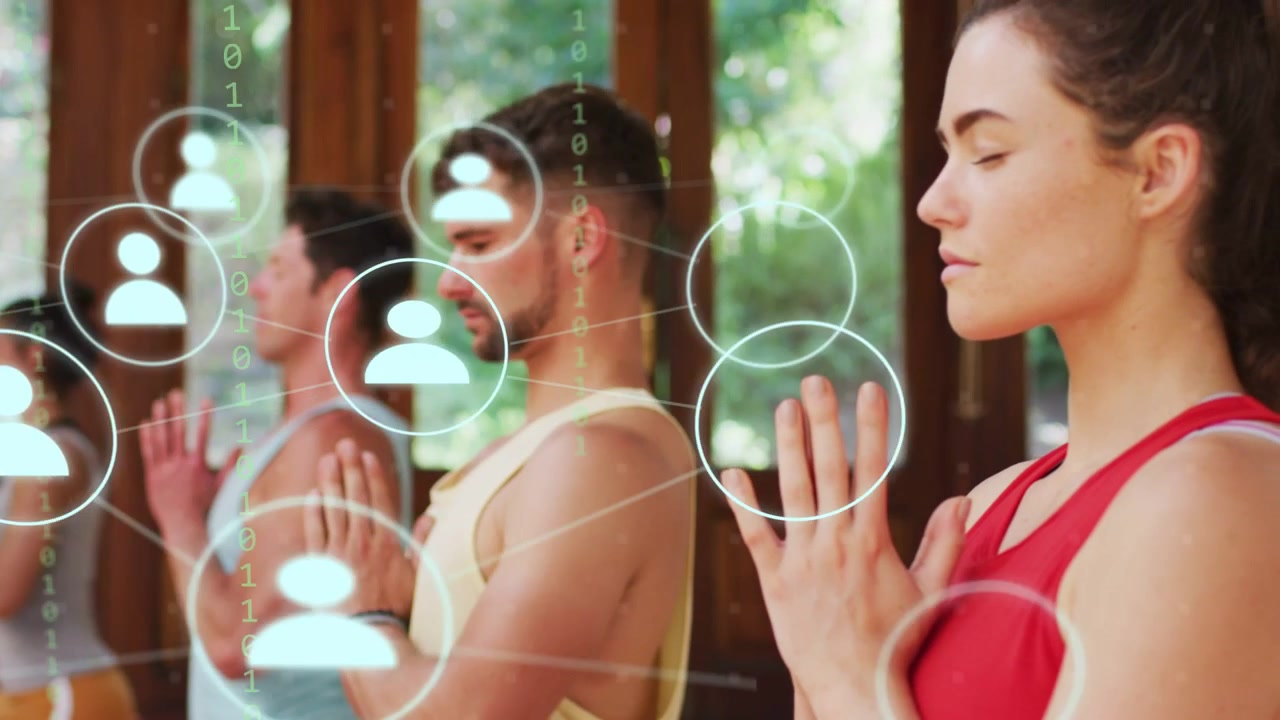 Grupo orando en un estudio de yoga, con un icono central que se expande y muestra iconos de usuario con binario sobre las manos.