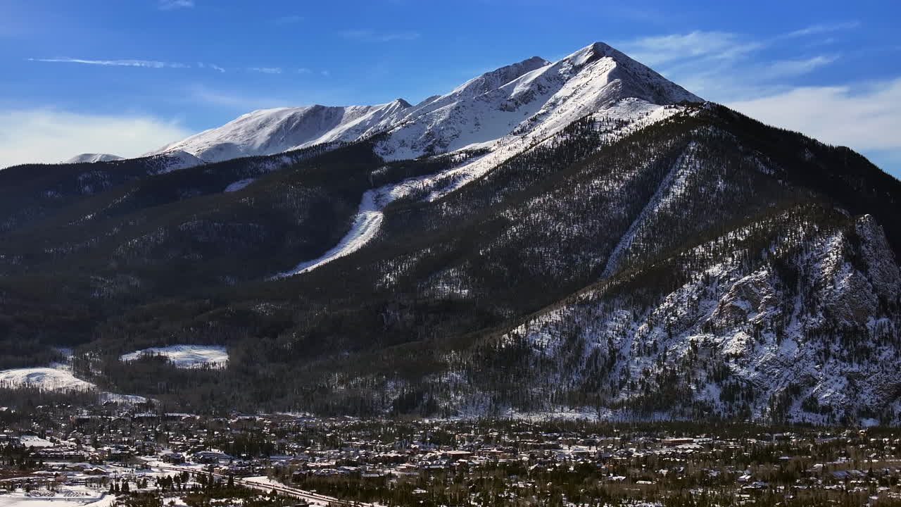 el centro nevado de frisco i70 colorado drone cinematográfico aéreo lago dillon marina cumbre cala sol nublado mañana de invierno vista silverthorne diez millas de rango breckenridge calma hielo congelado hacia atrás revelar