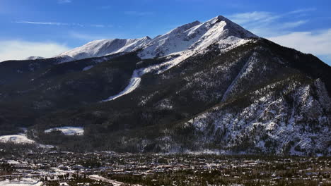 Verschneite-Innenstadt-Von-Frisco,-I70,-Colorado,-Filmische-Luftaufnahme,-Drohne,-Lake-Dillon,-Marina,-Gipfel,-Bucht,-Sonne,-Bewölkt,-Wintermorgen,-Aussicht,-Silverthorne,-Zehn-Meilen,-Breckenridge,-Ruhig,-Gefrorenes-Eis,-Rückwärts-Offenbaren