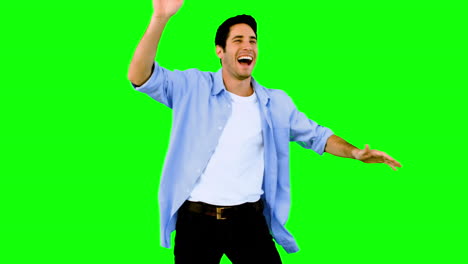 hombre bailando y divirtiéndose en la pantalla verde