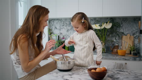 Madre-Amorosa-Enseña-A-Su-Hija-A-Hornear-En-La-Cocina.-Familia-Amigable-Cocinando-Juntos