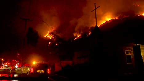 un vecindario en la ladera de ventura california está amenazado por la noche durante el incendio de thomas 1