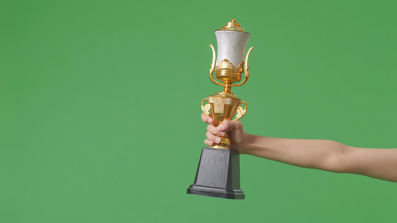 mujer sosteniendo un trofeo de oro campeón. fondo de pantalla verde