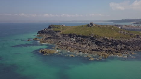 la capilla de san nicolás se asienta sobre una loma cubierta de hierba en st ives, cornwall, reino unido