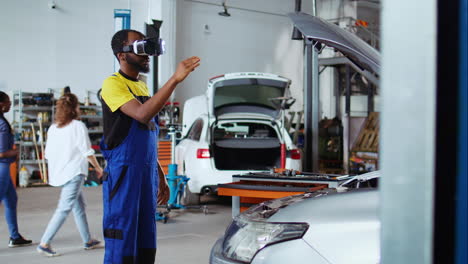 mecánico de servicio de automóviles que utiliza vr