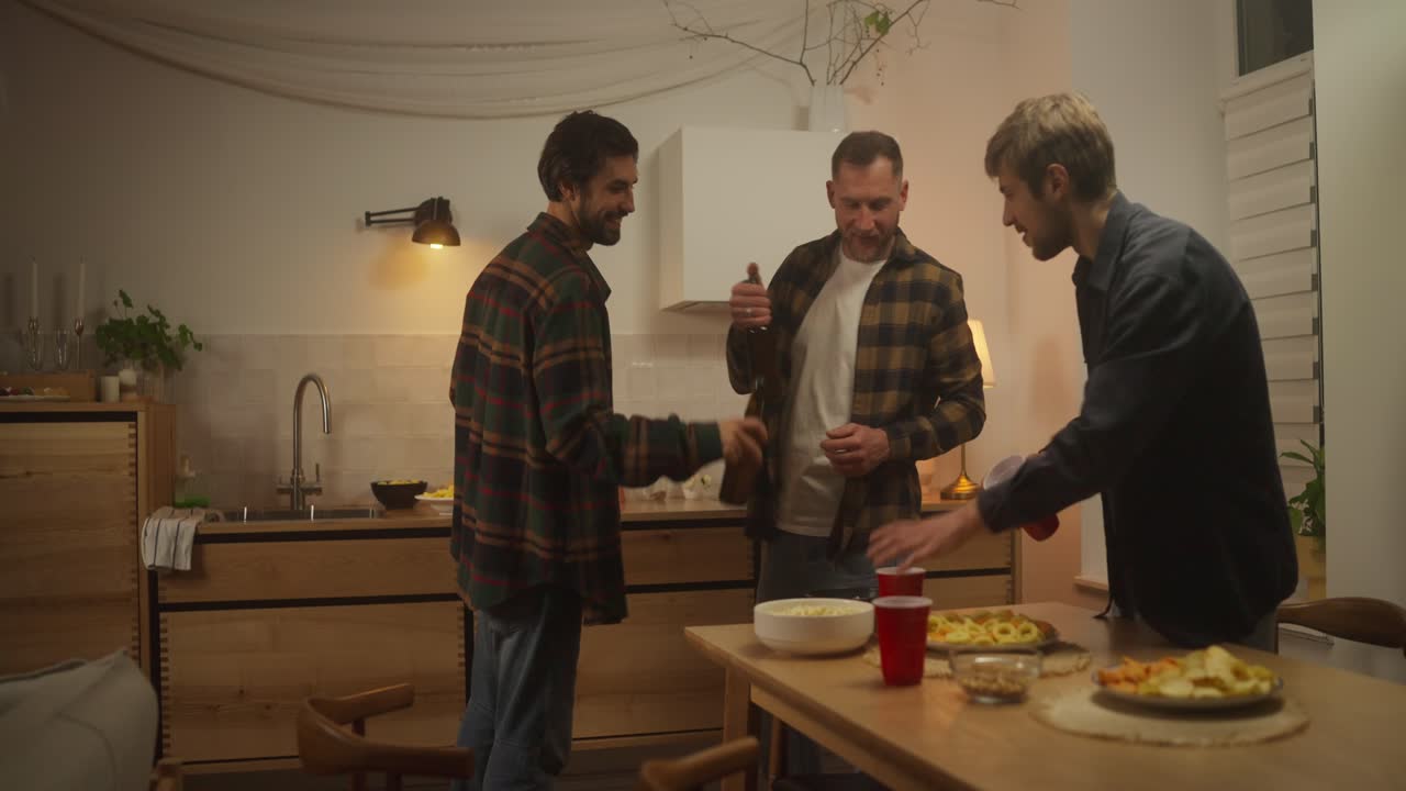 친구 들 이 부 에서 밤 을 즐기고 있다