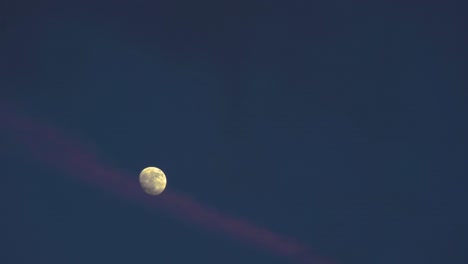 Rosa-Schleifenwolke,-Die-In-Der-Abenddämmerung-Durch-Den-Zunehmenden-Halbmond-Schwebt