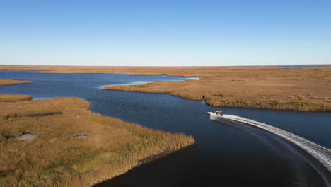 Drohnenschuss,-Schnelles-Boot,-Das-Durch-Die-Kanäle-Von-New-Orleans-Schlängelt,-Klarer-Tag