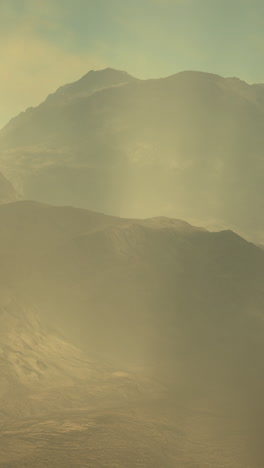 paisaje montañoso nebuloso en un planeta alienígena