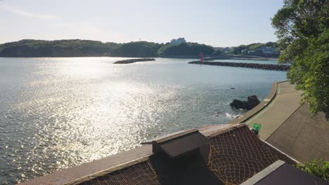 Cabaña-De-Buceo-Ama-Y-Playa-De-Osatsu-En-Un-Cálido-Día-Soleado-En-Japón