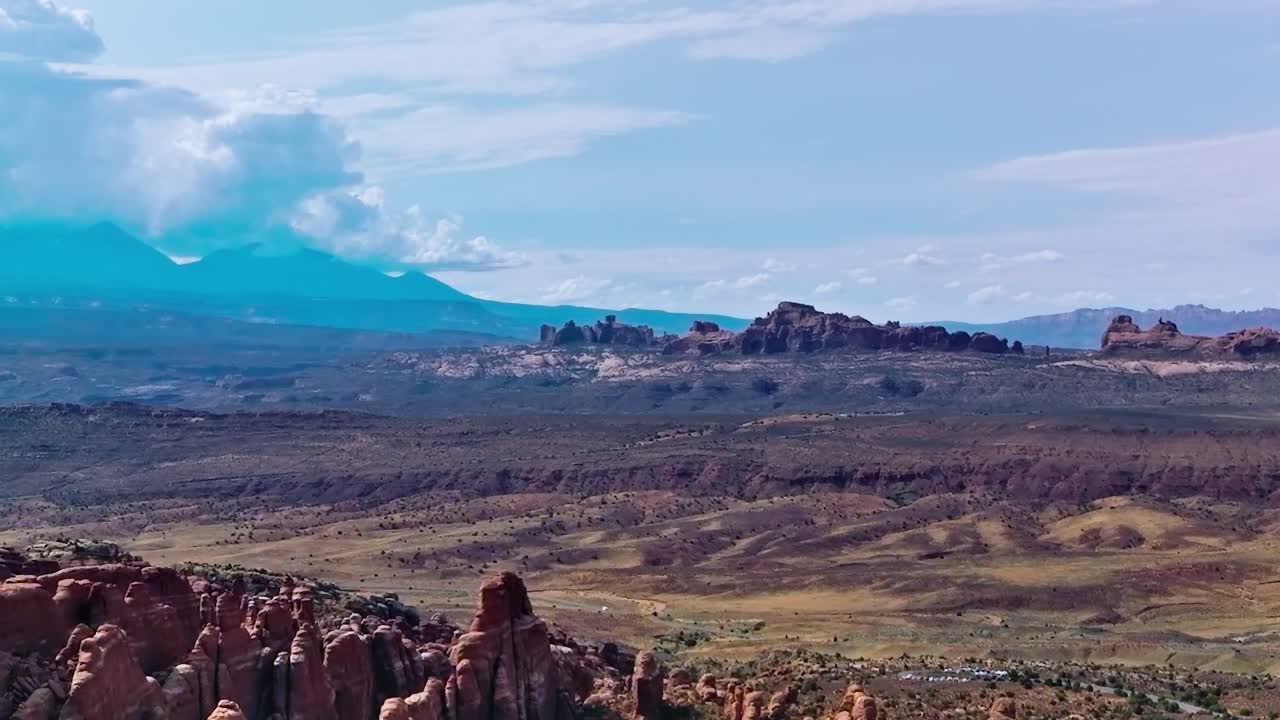 Esplorando il paesaggio desertico del Mojave negli Stati Uniti durante il giorno