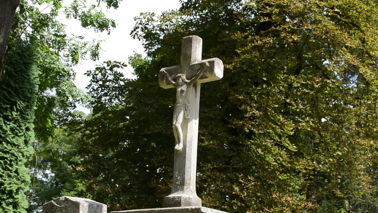 Monumento in un cimitero. Leopoli, Ucraina. Il cimitero di Lychakiv, complesso storico e commemorativo (dal 1991) a Leopoli, nel quartiere storico di Lychakiv, uno dei cimiteri più antichi dell'Ucraina.
