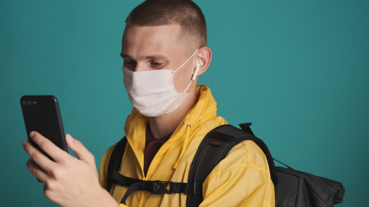 비디오 통화로 이야기하는 여행자 남자