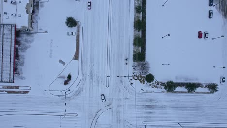 Calles-Completamente-Cubiertas-De-Nieve-Con-Tráfico-Invernal-Que-Es-Un-Paisaje-Blanco-Y-Frío