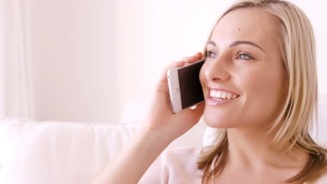 Mujer-Rubia-Sonriendo-Y-Llamando-Por-Teléfono