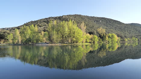 Reflejo-De-árboles-En-Un-Tranquilo-Río-Herault-Al-Sur-De-Francia-Día-Soleado