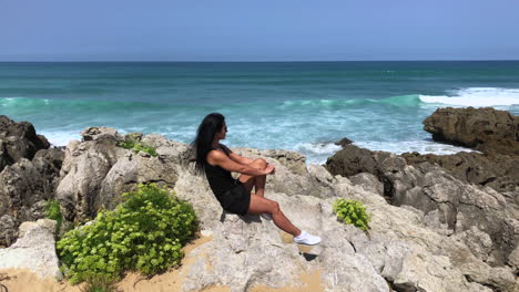 Frau-Genießt-Einen-Sonnigen-Tag-An-Der-Küste-Und-Einen-Schönen-Blick-Auf-Das-Meer-Und-Den-Strand