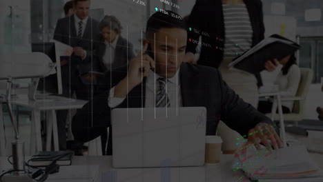 animación del procesamiento de datos financieros sobre un hombre de negocios afroamericano que usa una computadora portátil