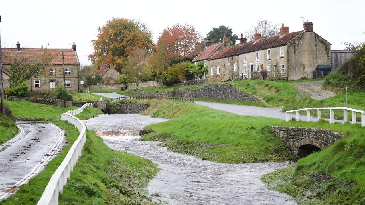 Hutton Beck che scorre molto impetuoso attraverso Hutton-le-Hole, dopo un periodo di piogge, Novembre 2023