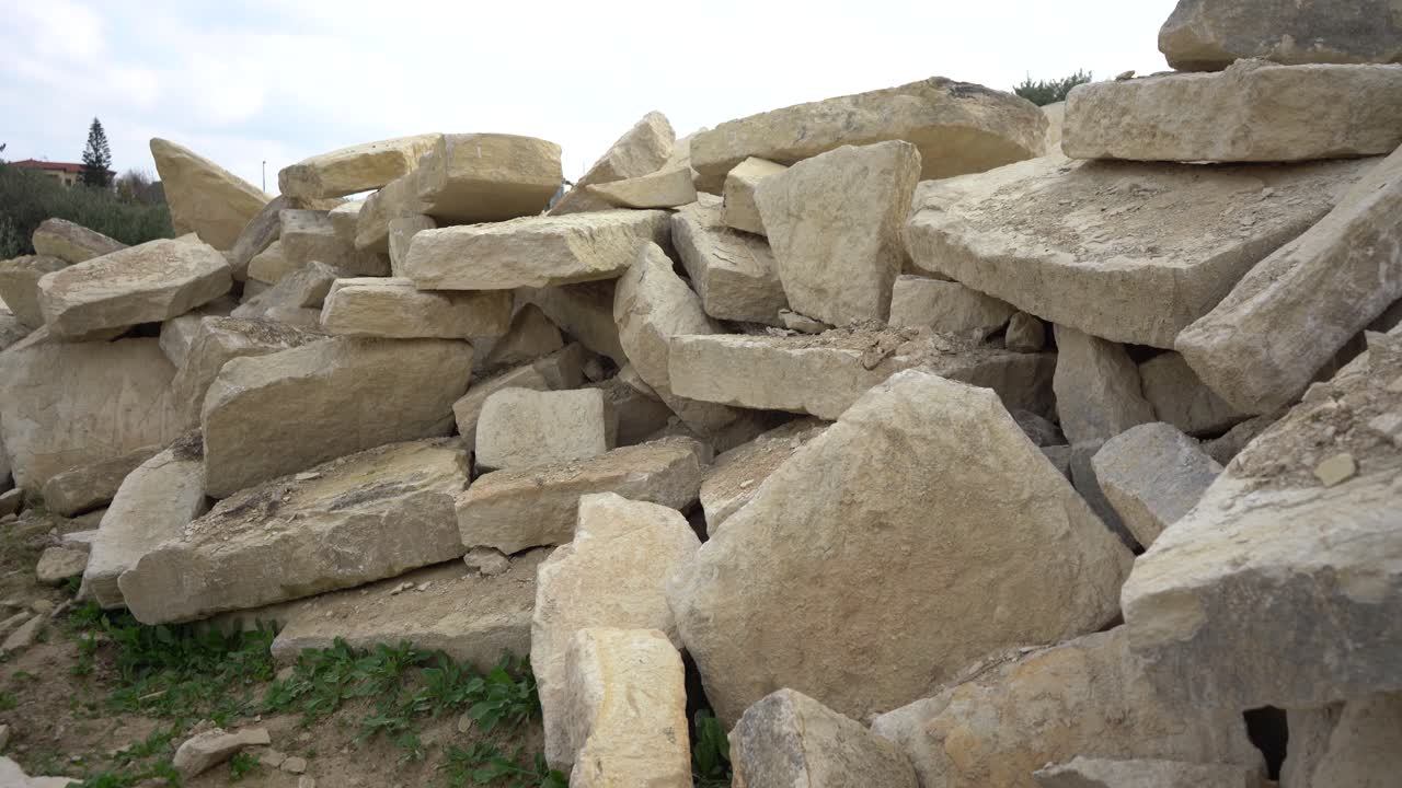 부드러운 움직임이 있는 샷은 샷에 나타나는 큰 바위를 보여줍니다.