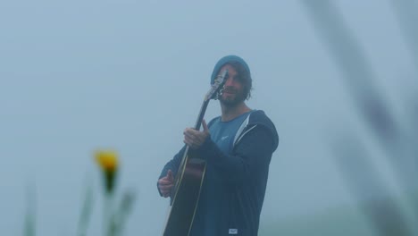 Ein-Mann-Spielt-Gitarre-Und-Singt,-Umgeben-Von-Nebel