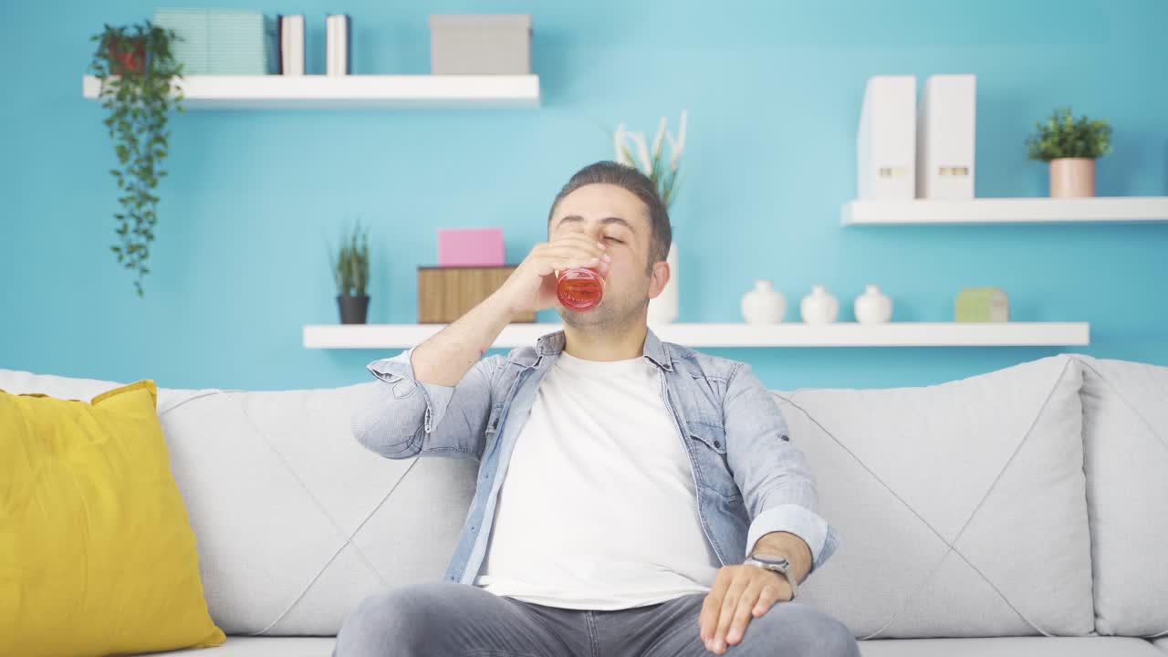 그 남자는 물을 마시고 있습니다.