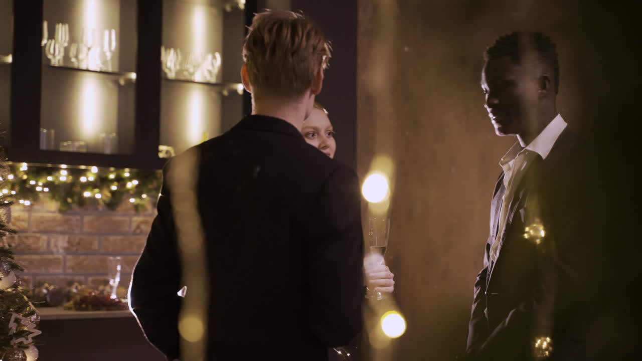 신년회에서 샴페인 잔을 들고 이야기하면서 세련된 옷을 입고 그룹 친구 4