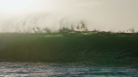 hermosas olas del océano en cámara lenta chocando y rompiendo en la orilla del mar en hawaii