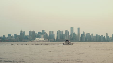 Segelyacht-An-Einem-Bewölkten-Tag-Mit-Der-Skyline-Von-Vancouver-Im-Hintergrund