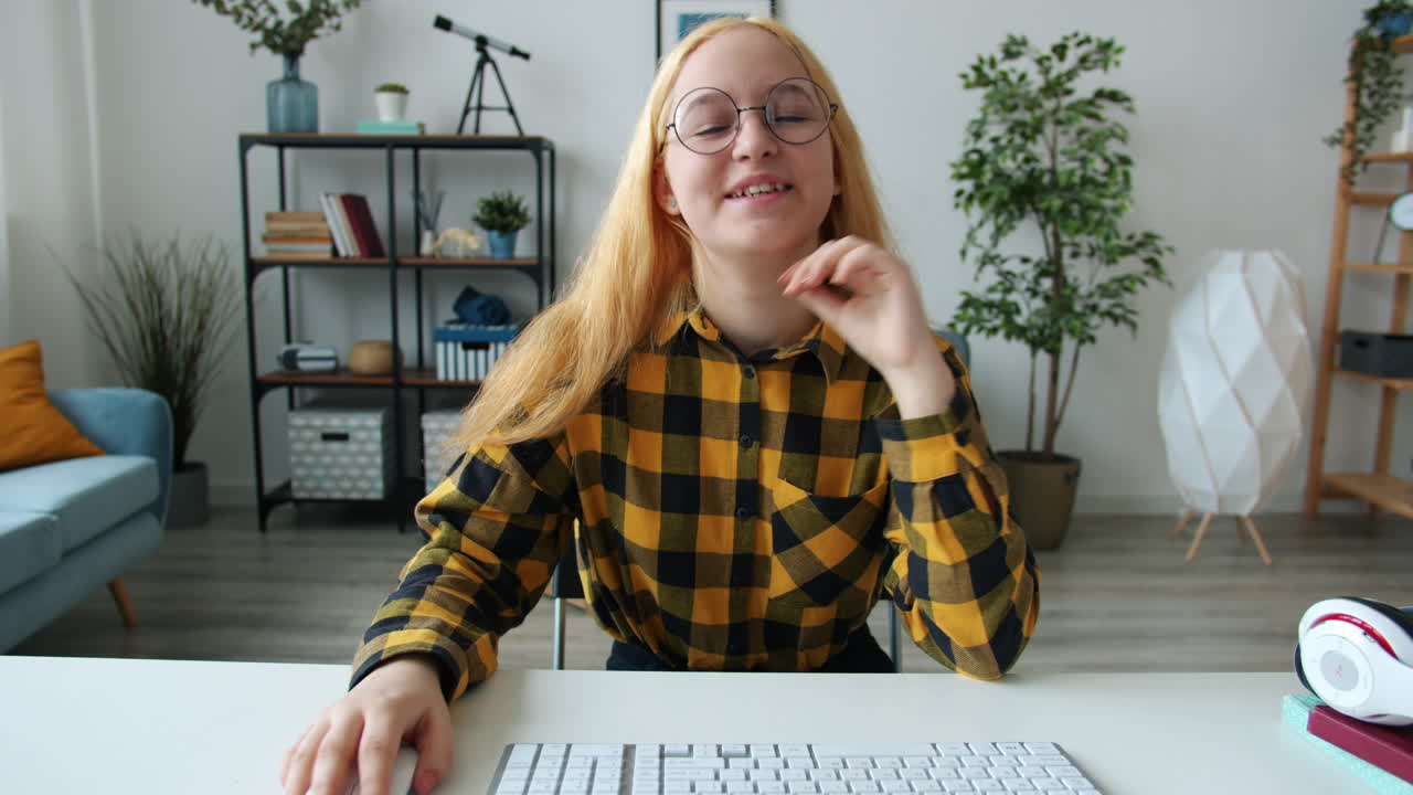 Ragazza adolescente in videochiamata a casa.