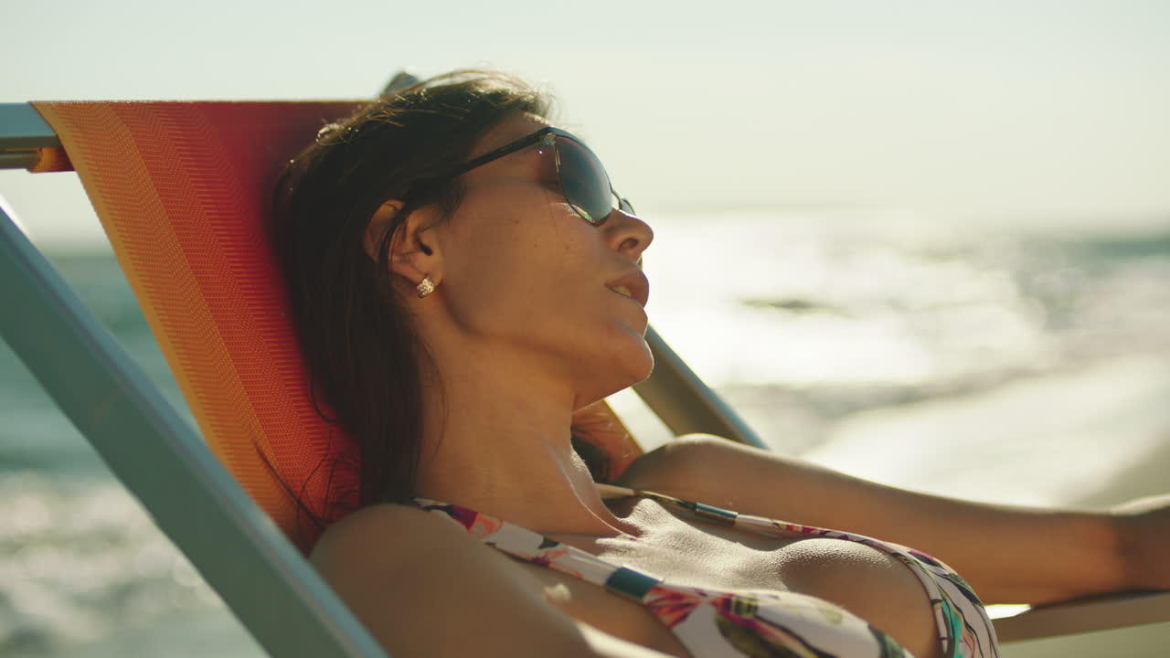 mujer relajándose en una silla de playa