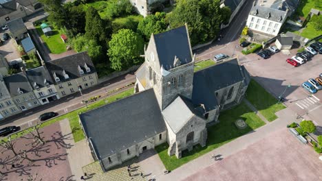 Kirche-Im-Zentrum-Von-Sainte-Mère-Église-Normandie-Frankreich-Drohne,-Luftaufnahme